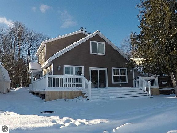 3rd image of 144 Forest Lawn Dr
