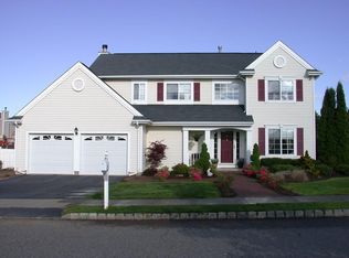 7 Country Lake Dr, Oak Ridge, NJ 07438