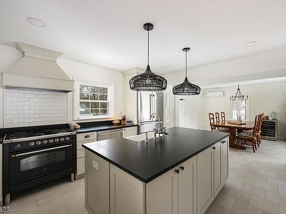 3rd image of 607 Foothill Rd