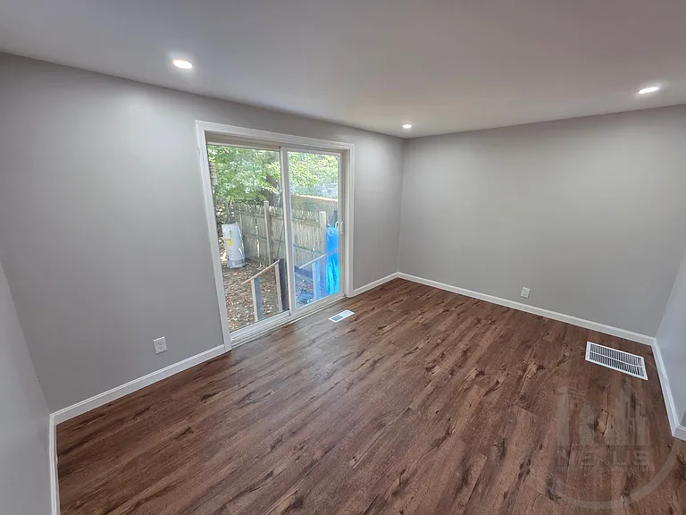  16 Larchmont Ave Townhouse 2b/1b Renovated Newfloors Catok Freshpaint — Photo 4