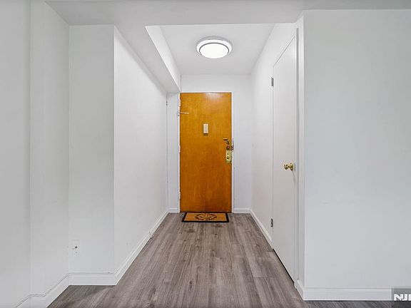 5th image of 2345 Linwood Ave APT 6H