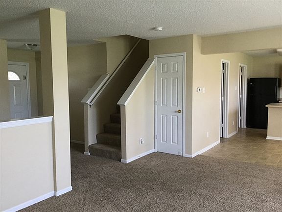 3rd image of 915 Rosemary Cir