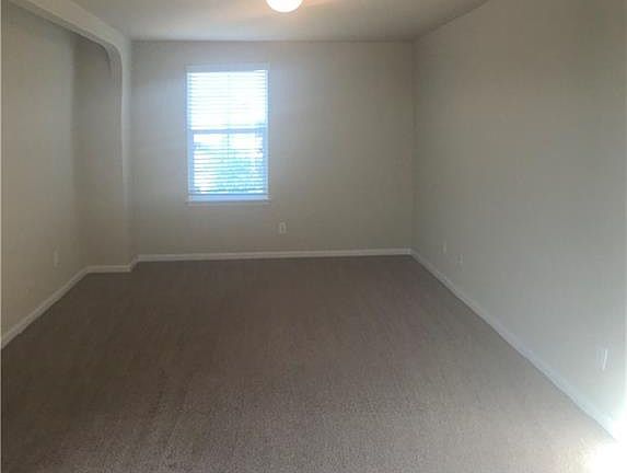 5th image of 1009 Lauren St