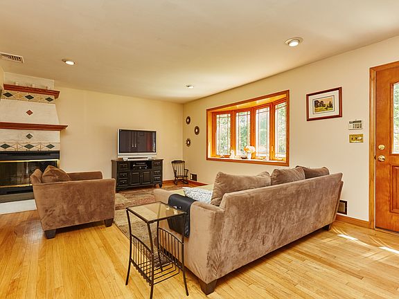 3rd image of 18 Bryant Dr