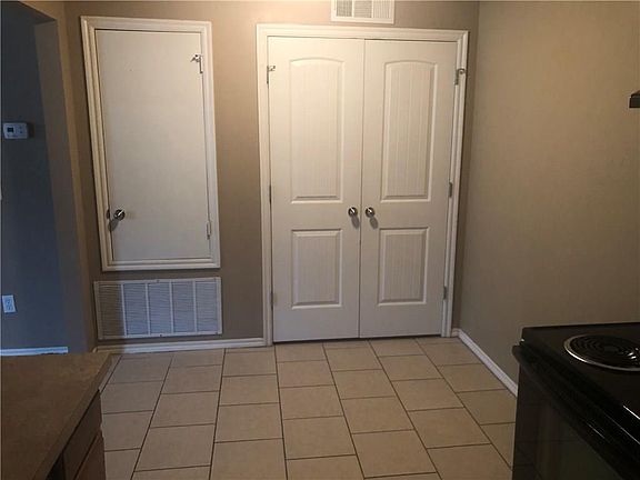 4th image of 200 Arrowhead Dr #10