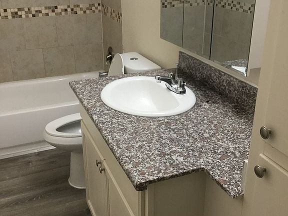 4th image of 15863 E Burnside St #10241386