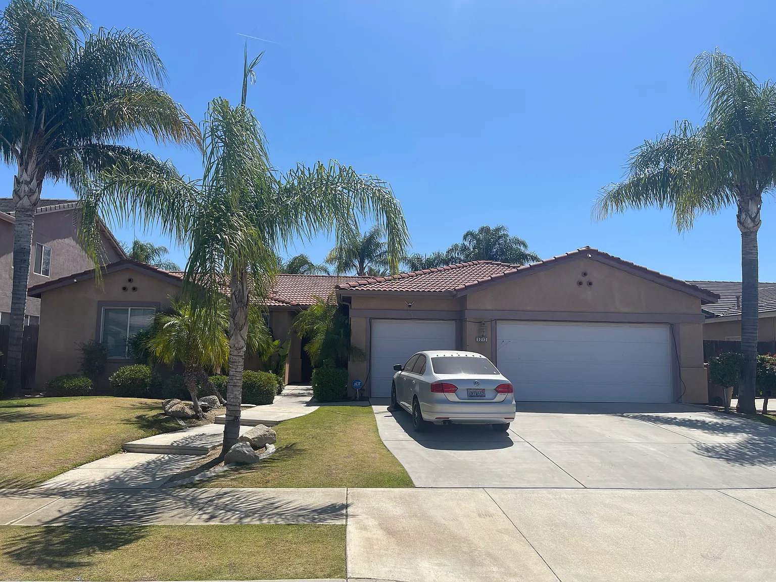 4 bed, 2.5 bath, 2659 sqft, $850 — Photo 1