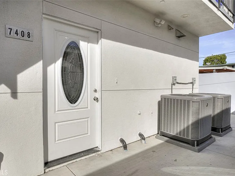 7408 Radford Ave — Photo 3