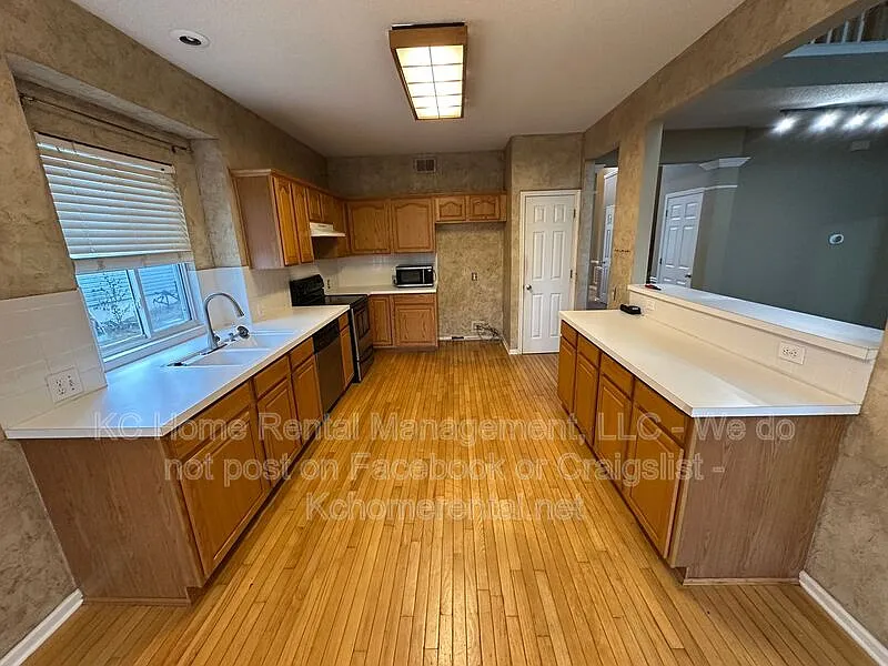 4 bed, 3.0 bath, 2547 sqft, $2,495 — Photo 4