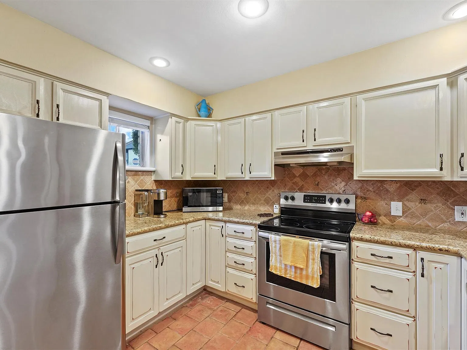 2 bed, 1.5 bath, 1188 sqft, $1,900 — Photo 3