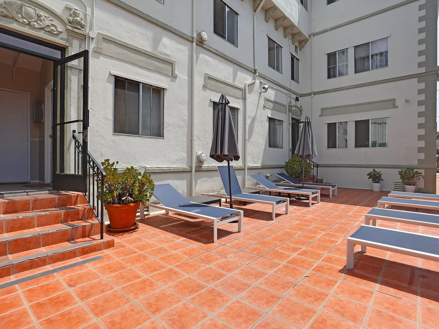 722 S. Manhattan Place — Photo 2