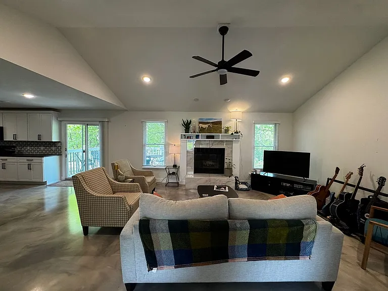 2301 Grant Ln — Photo 59