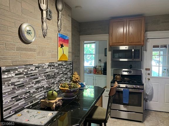 5th image of 218 Mount Vernon Ave