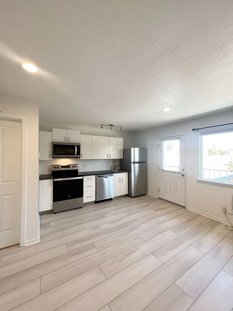 521 Sinclair St — Photo 2