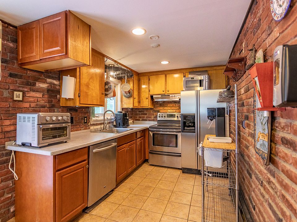 2nd image of 6 Irving St