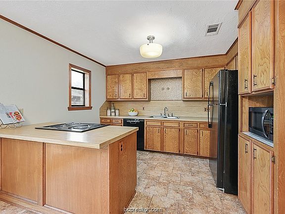 5th image of 2700 Wilderness Dr N