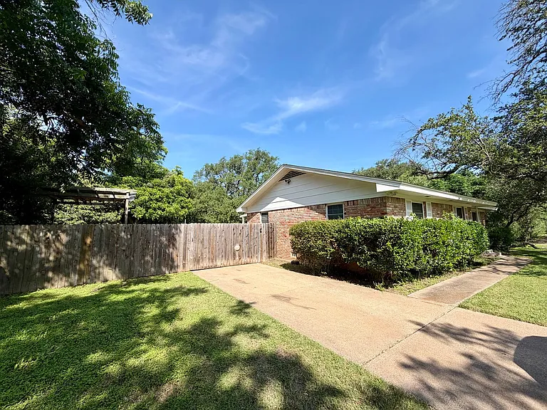 3310 Macarthur Dr — Photo 2