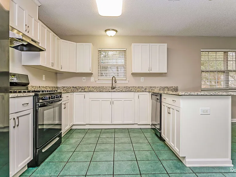 124 Spring Valley Cir — Photo 3