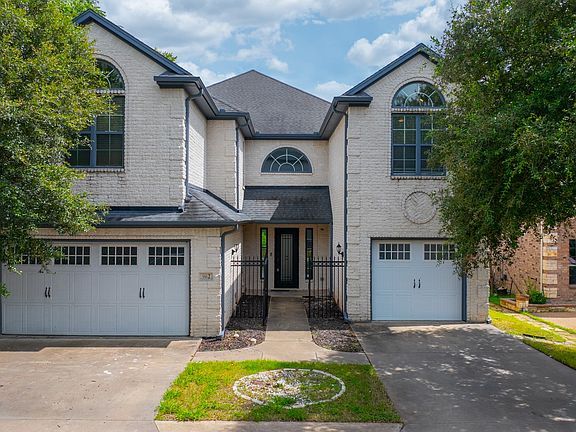 2nd image of 902 Saint George Pl