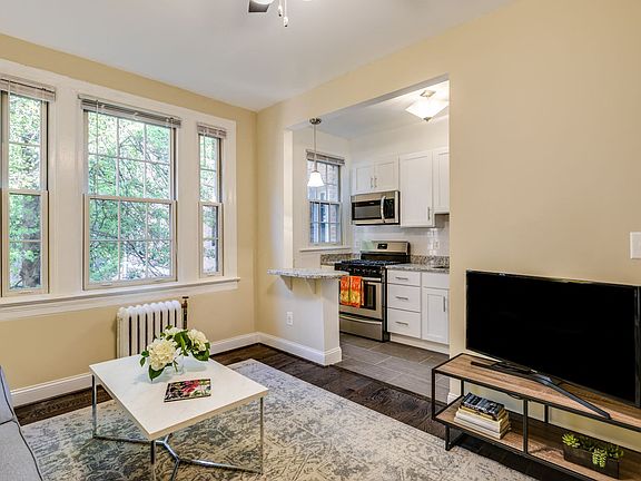 One-bedroom apartment with renovated kitchen