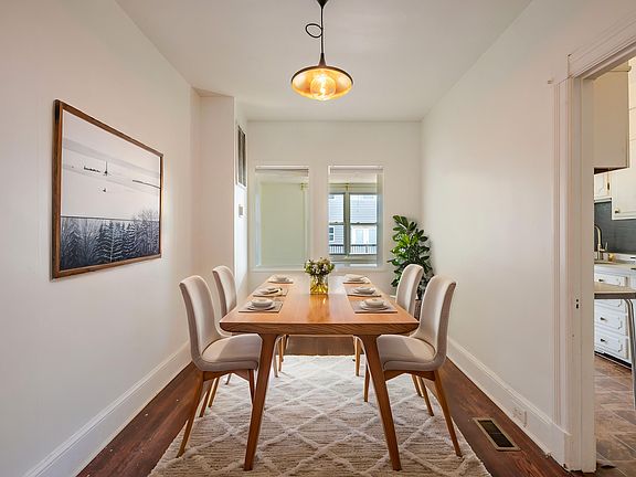 3rd image of 1109 Abbey Pl NE