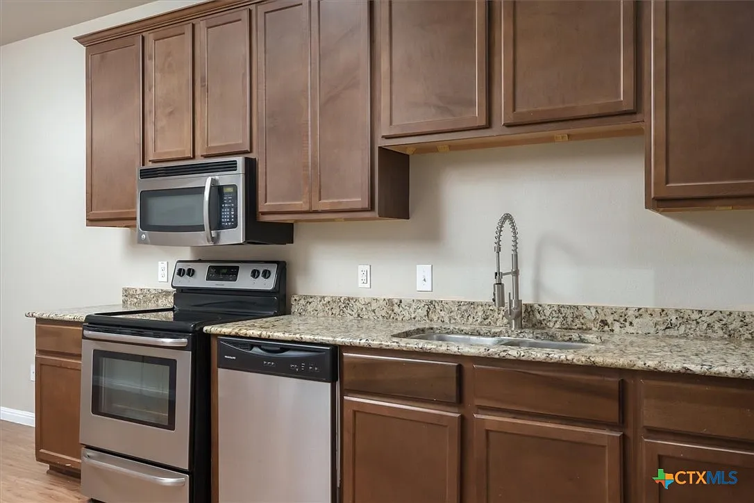 3 bed, 2.0 bath, 9656 sqft, $1,450 — Photo 2
