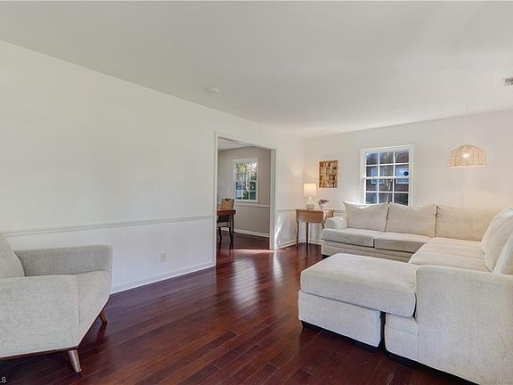 3rd image of 18 Hastings Cir