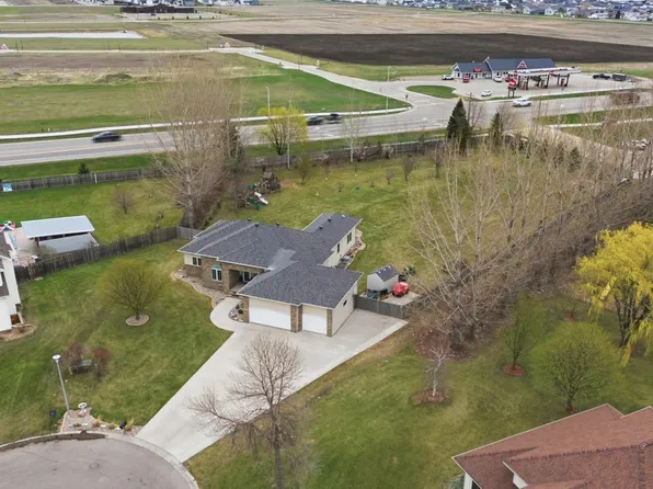 212 Chestnut Dr, Horace, ND 58047