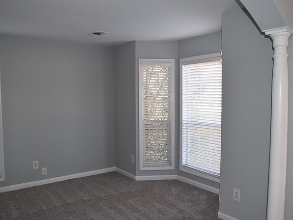 Living Room w/bay window