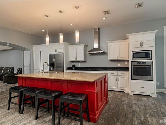 4th image of 1012 Thornwood Dr