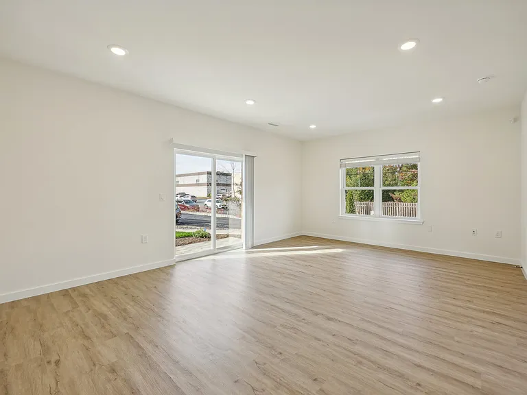 4 Kelly Ct W — Photo 13