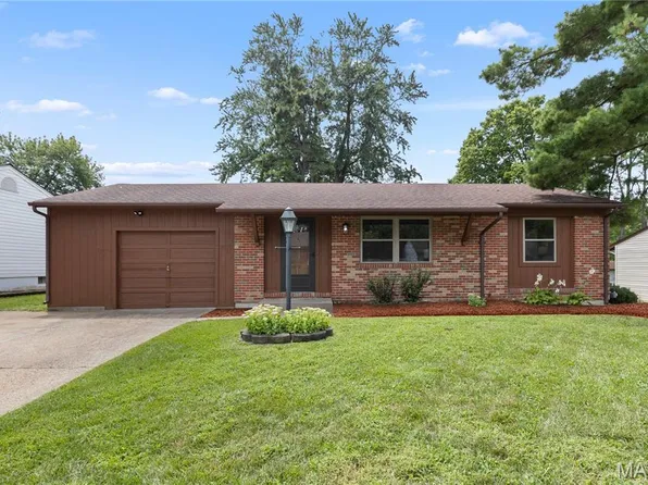 3239 Greenwich Ln, Saint Charles, MO 63301