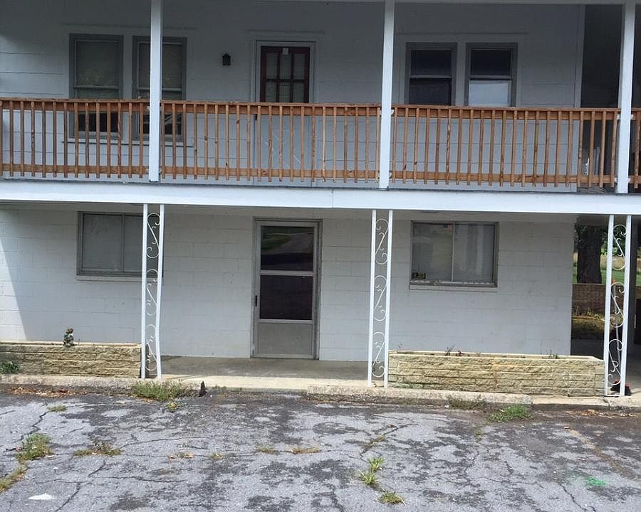 Exterior, bottom apartment
