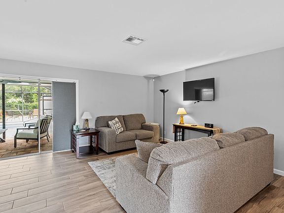 3rd image of 10241 Carolina St