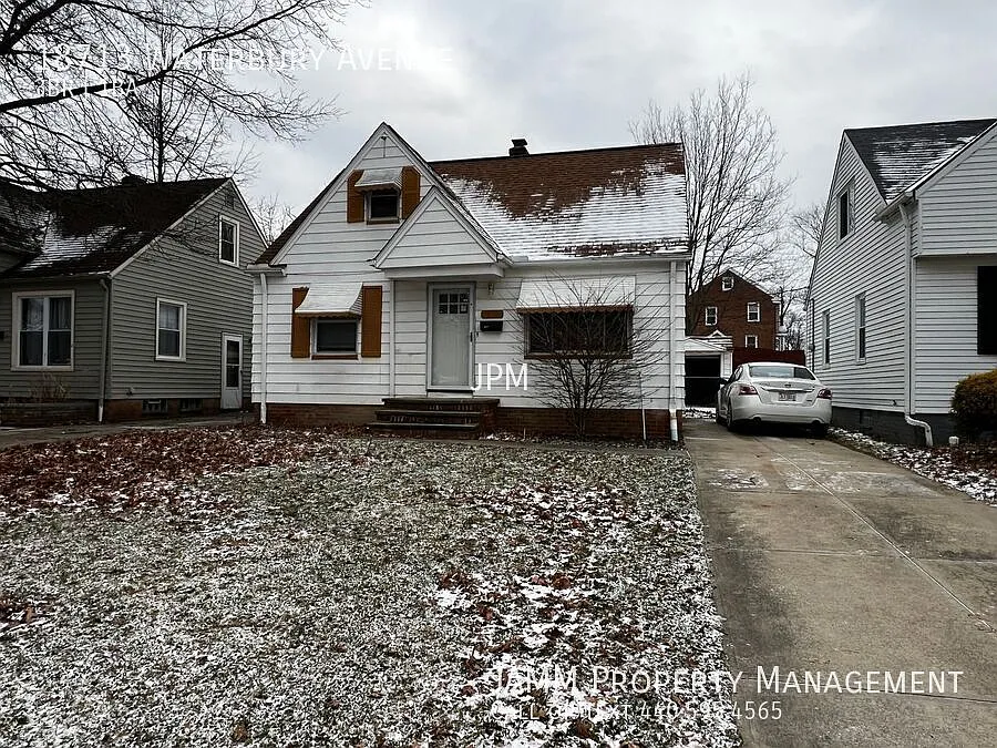 18713 Waterbury Ave photo 1