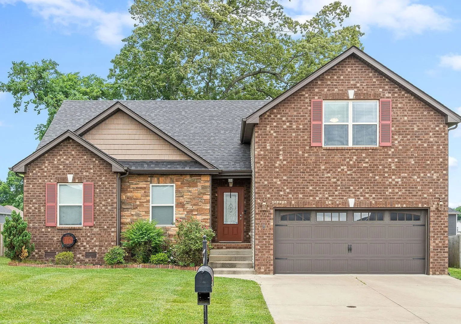 Partial Brick Ranch in Autumn Creek! Open Floor Plan with 3 Bed/2 Bath and 2 Car garage, Fenced y... — Photo 1