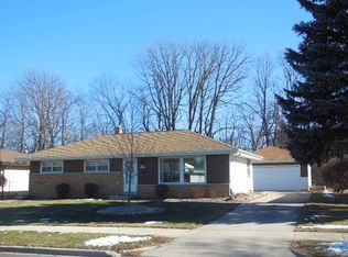 W146N8260 Schlafer Dr, Menomonee Falls, WI 53051