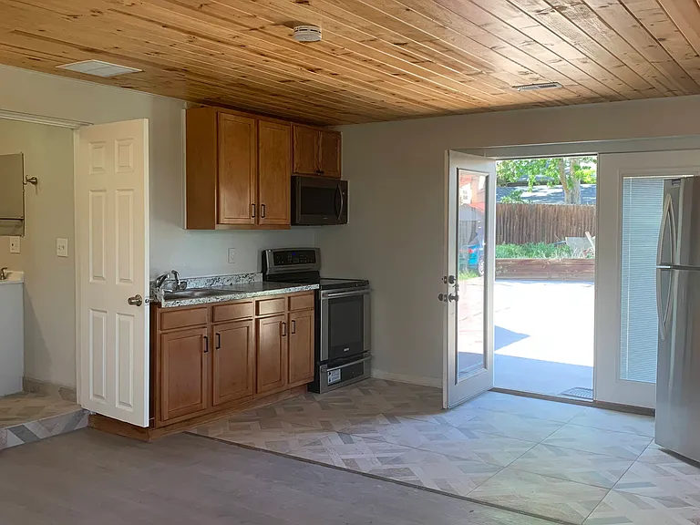 15895 S Golden Rd #B — Photo 3