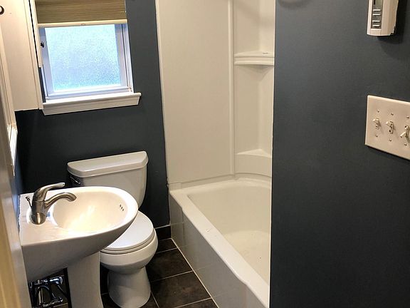 863 Walnut St - Bathroom