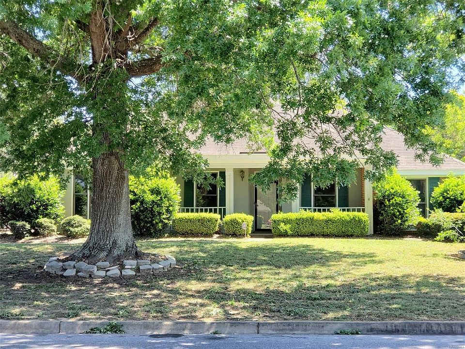 1st image of 130 Lake Forest Dr