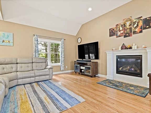 5th image of 42 Empire Dr