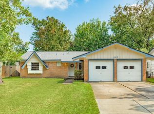 107 Hickory St, Lake Jackson, TX 77566
