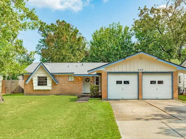 107 Hickory St, Lake Jackson, TX 77566