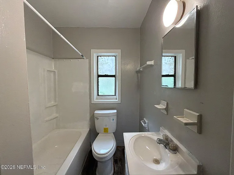 814 E 60th St — Photo 8