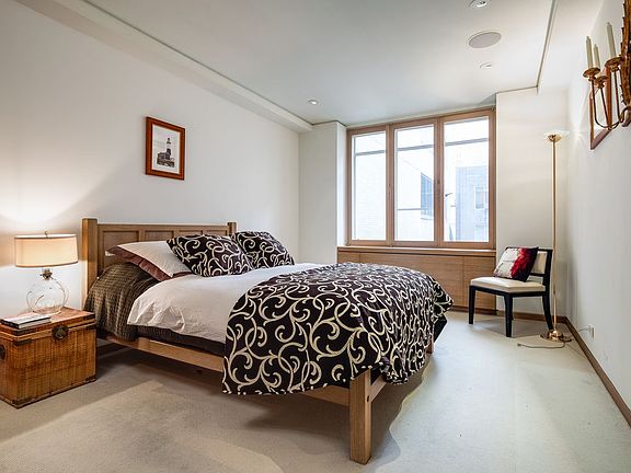 5th image of 17 W 54th St APT 9B