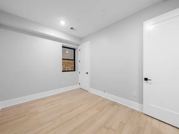 124 Glenwood Avenue image 23 of 42