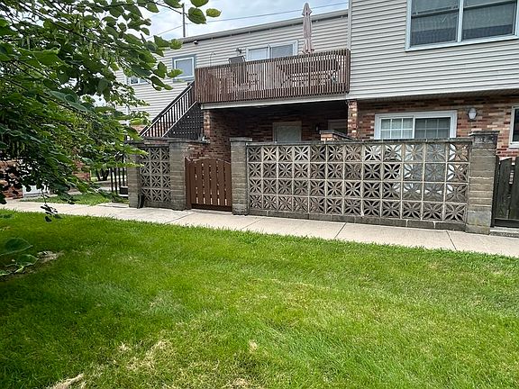 2nd image of 2216 E Lincoln St #12
