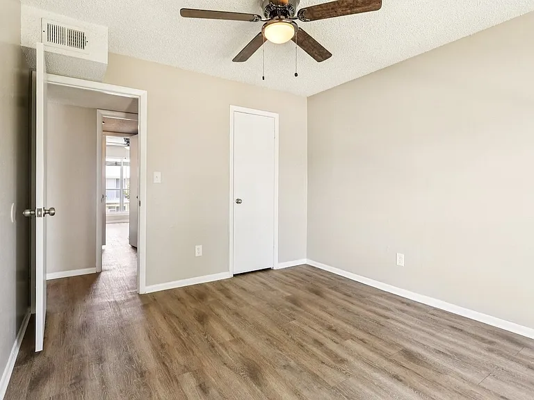 12th & Beach Apartments — Photo 28