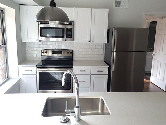 Quartz counters & stainless steal appliances