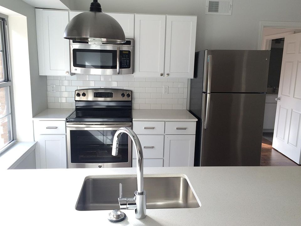 Quartz countertops & stainless steal appliances